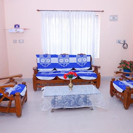 Giri'S Homestay Madikeri Luaran gambar