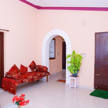 Giri'S Homestay Madikeri Luaran gambar