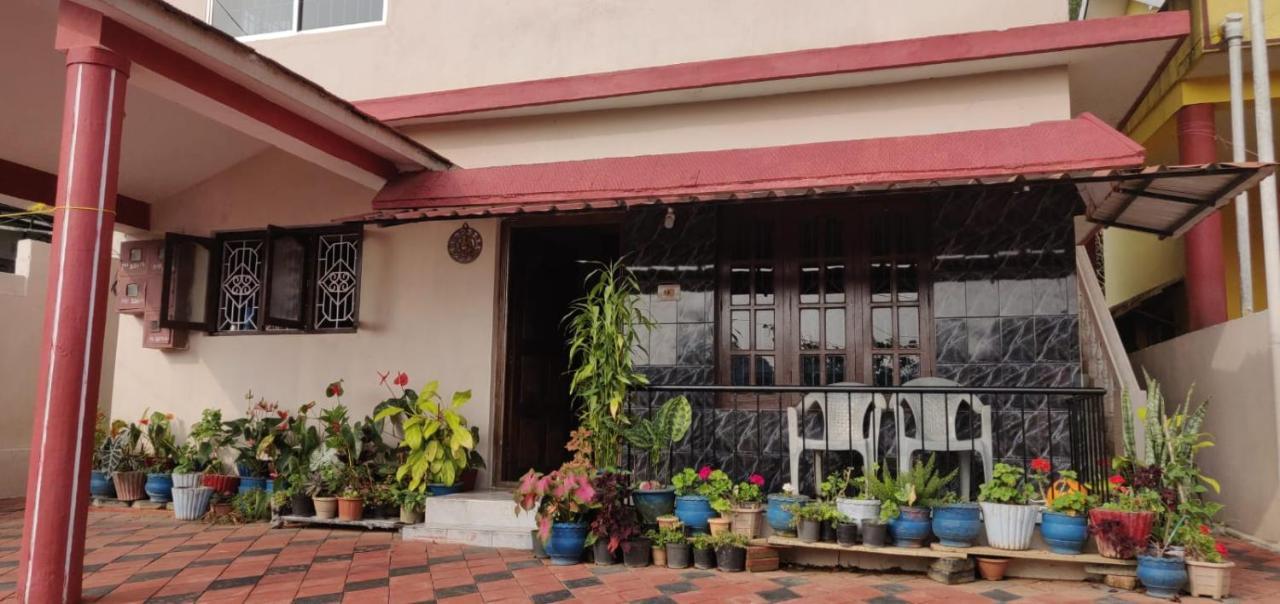 Giri'S Homestay Madikeri Luaran gambar