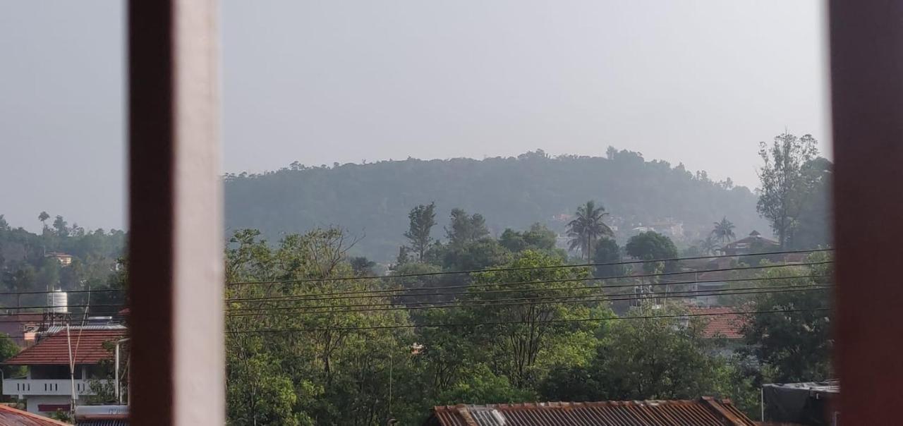 Giri'S Homestay Madikeri Luaran gambar