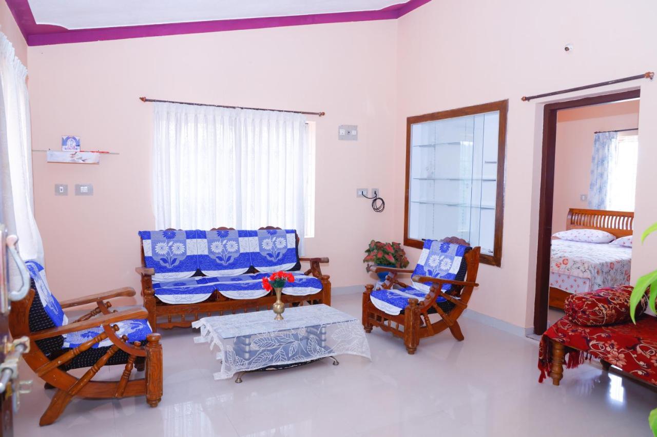 Giri'S Homestay Madikeri Luaran gambar