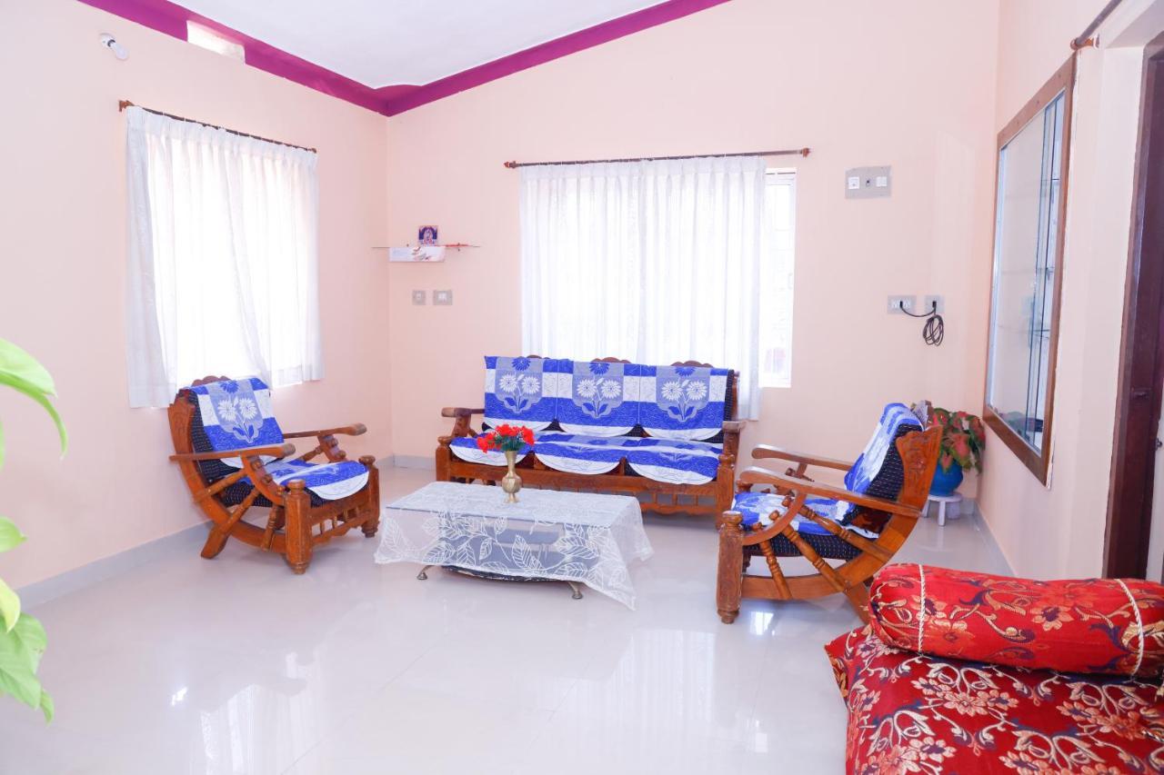 Giri'S Homestay Madikeri Luaran gambar