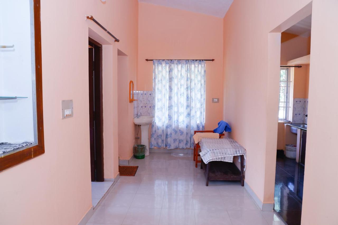 Giri'S Homestay Madikeri Luaran gambar