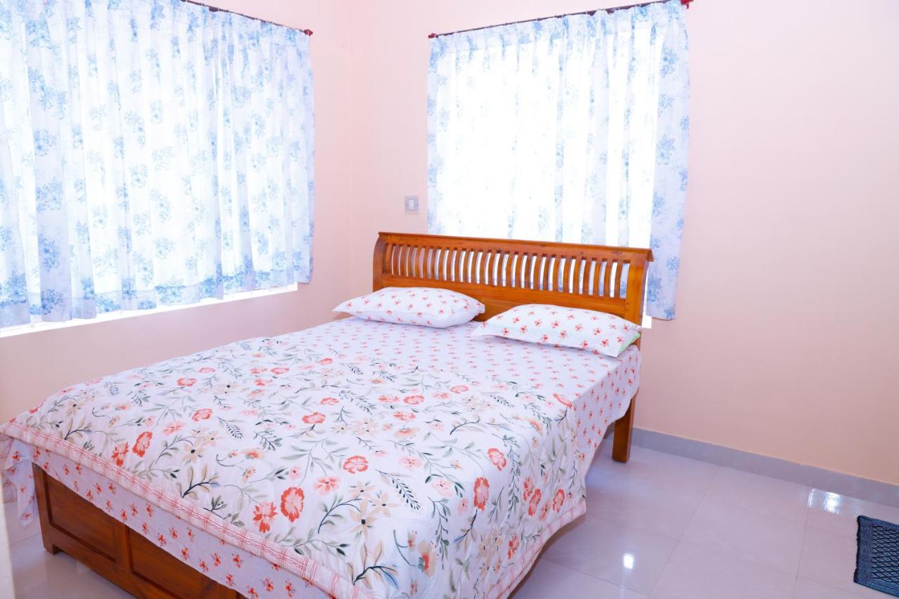 Giri'S Homestay Madikeri Luaran gambar