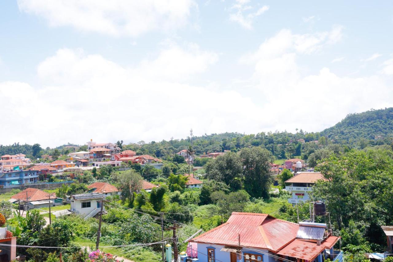 Giri'S Homestay Madikeri Luaran gambar