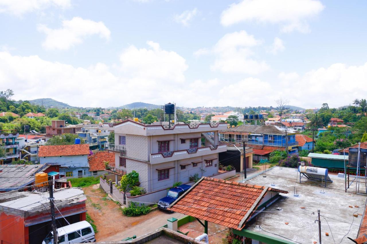 Giri'S Homestay Madikeri Luaran gambar